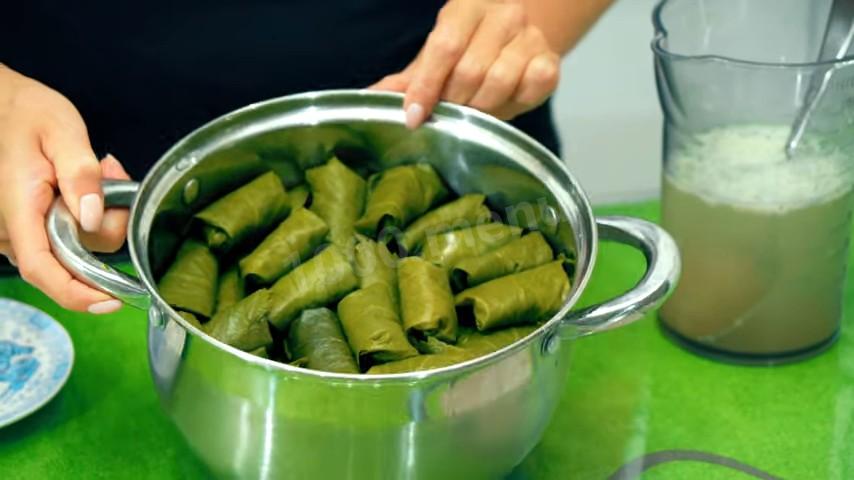 Шаг 13 приготовления долма с начинкой из мясного фарша, риса, лука и зелени