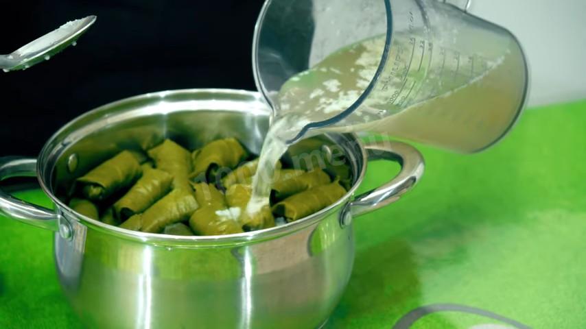 Шаг 14 приготовления долма с начинкой из мясного фарша, риса, лука и зелени