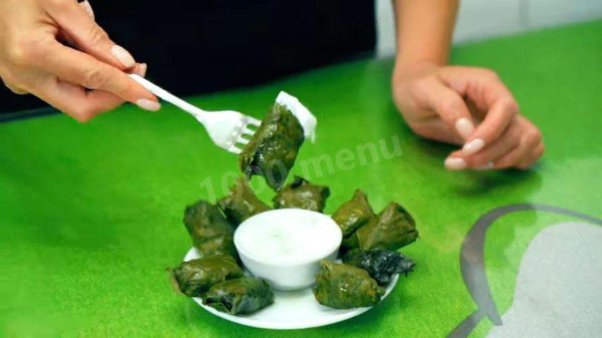Шаг 17 приготовления долма с начинкой из мясного фарша, риса, лука и зелени