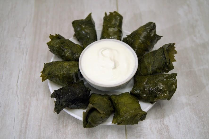 Шаг 18 приготовления долма с начинкой из мясного фарша, риса, лука и зелени