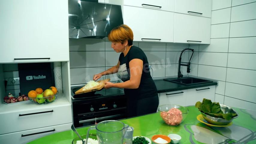 Шаг 2 приготовления долма с начинкой из мясного фарша, риса, лука и зелени