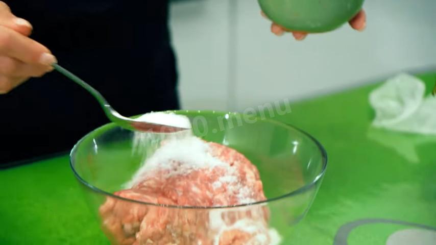 Шаг 3 приготовления долма с начинкой из мясного фарша, риса, лука и зелени