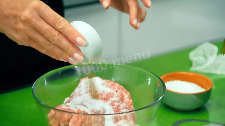 Шаг 4 приготовления долма с начинкой из мясного фарша, риса, лука и зелени