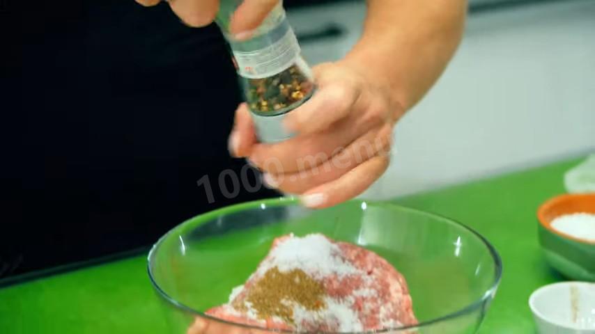 Шаг 5 приготовления долма с начинкой из мясного фарша, риса, лука и зелени