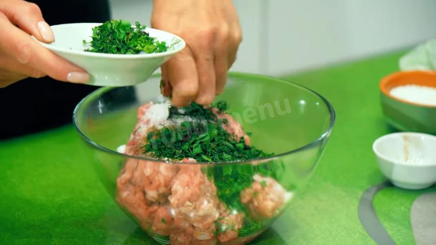 Шаг 6 приготовления долма с начинкой из мясного фарша, риса, лука и зелени