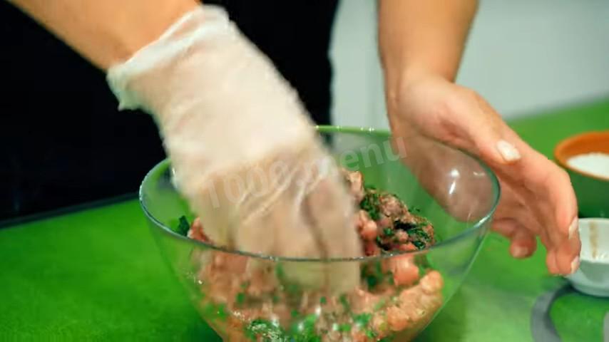 Шаг 7 приготовления долма с начинкой из мясного фарша, риса, лука и зелени