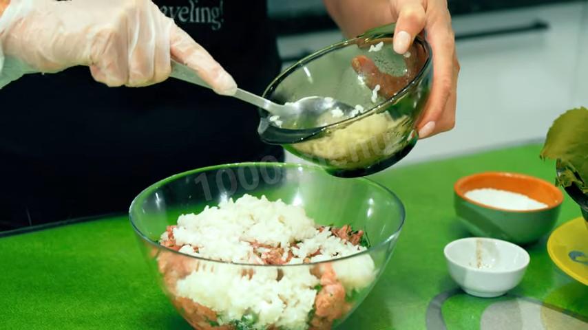 Шаг 8 приготовления долма с начинкой из мясного фарша, риса, лука и зелени