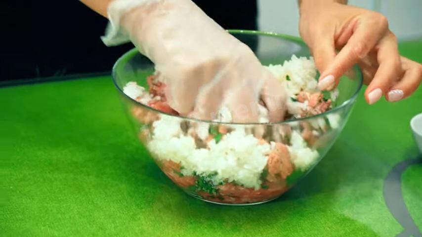 Шаг 9 приготовления долма с начинкой из мясного фарша, риса, лука и зелени