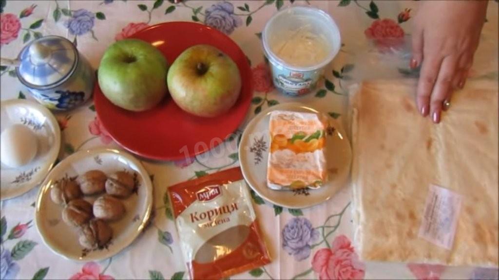 Шаг 1 приготовления Рулет из лаваша с яблоком, орехами и творогом