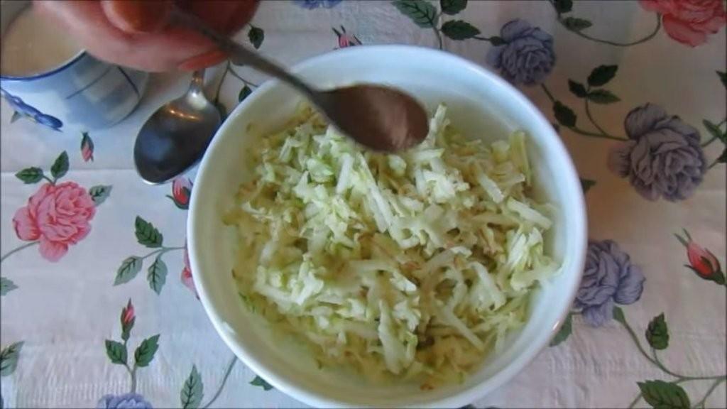 Шаг 2 приготовления Рулет из лаваша с яблоком, орехами и творогом