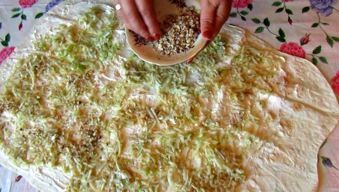 Шаг 3 приготовления Рулет из лаваша с яблоком, орехами и творогом