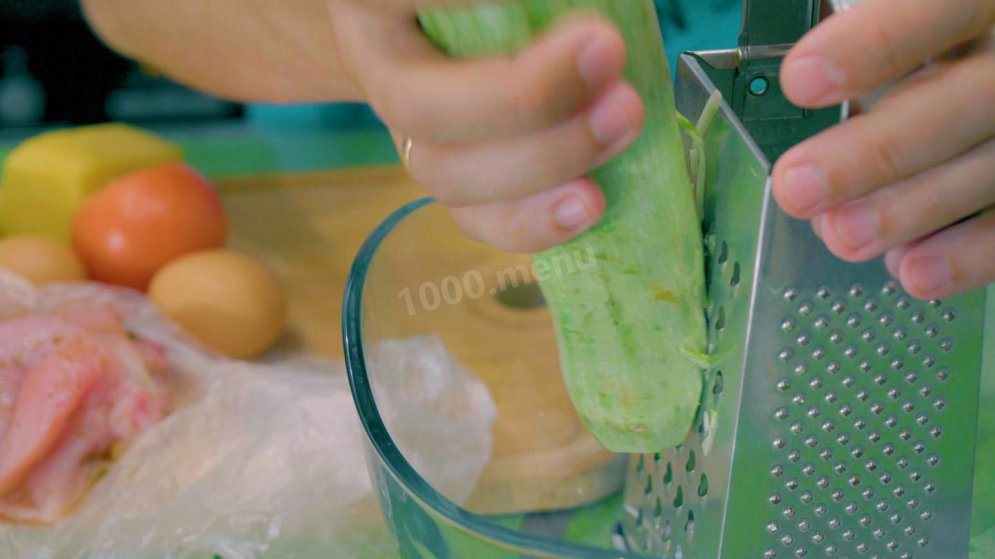 Шаг 1 приготовления Пицца из кабачка с томатами и куриной грудкой на сковородке