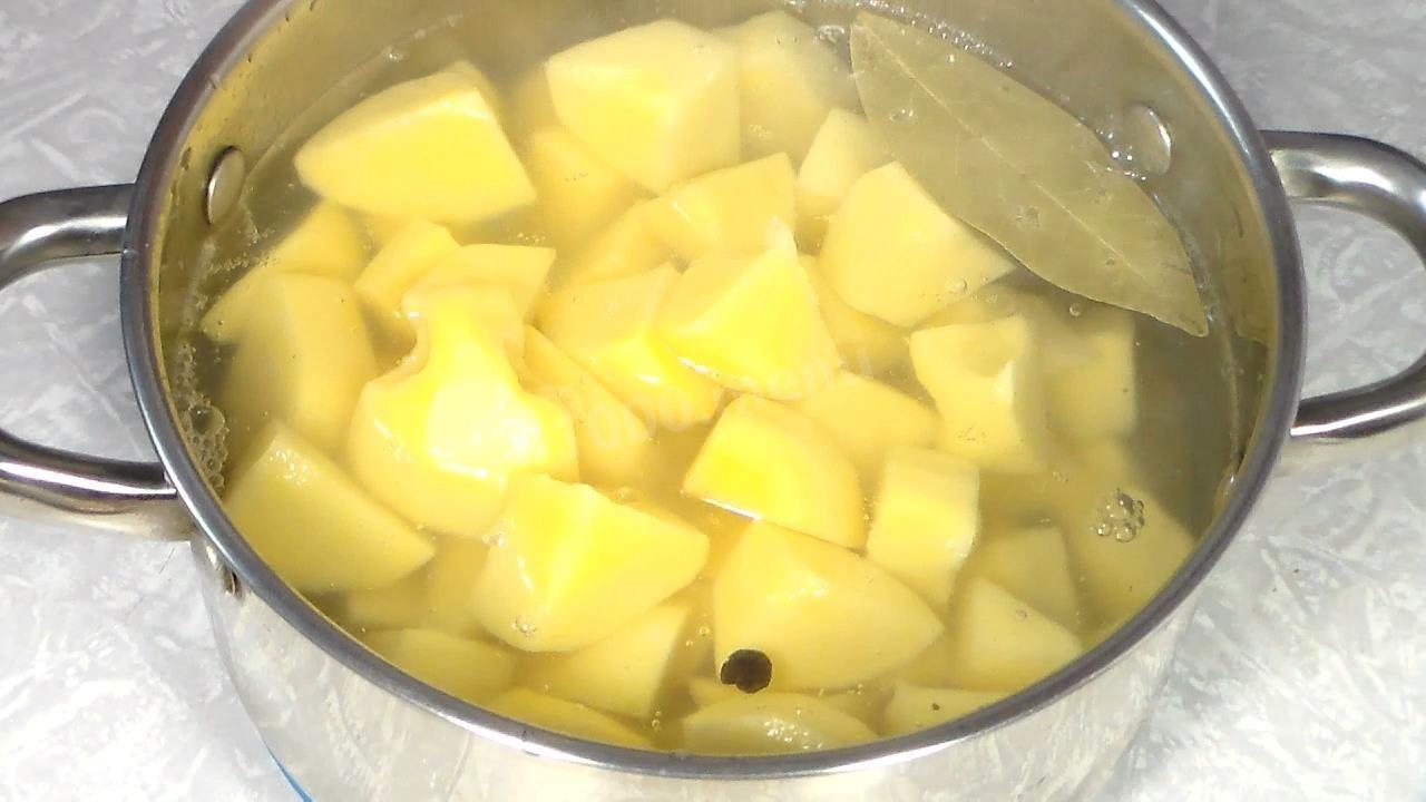 Шаг 2 приготовления Картофельные тарталетки с грибами салат
