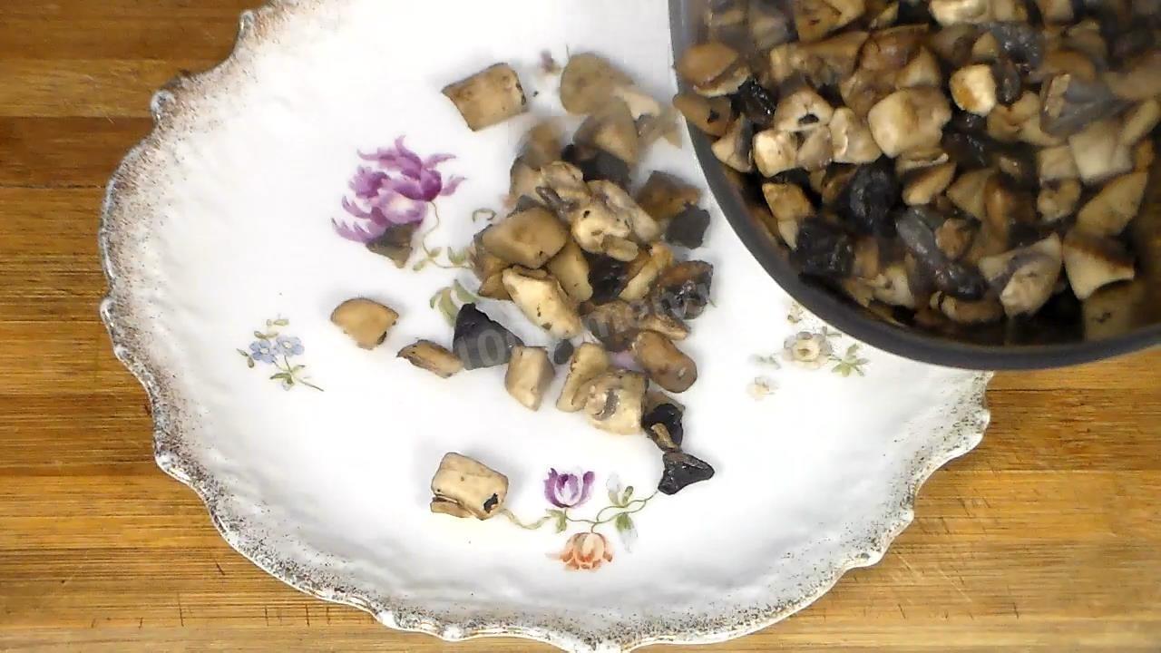 Шаг 4 приготовления Картофельные тарталетки с грибами салат