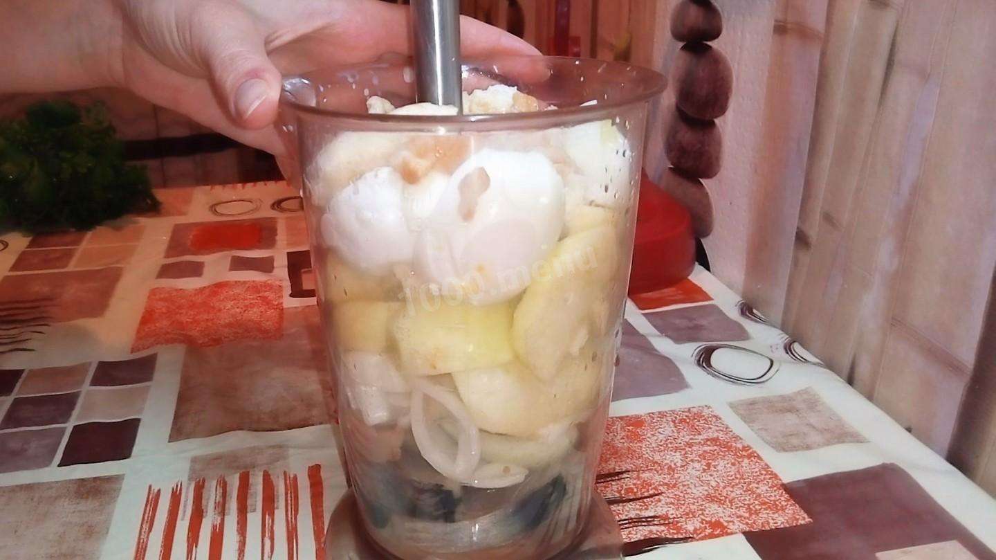 Шаг 2 приготовления Форшмак из селедки с яблоками луком сливочным маслом