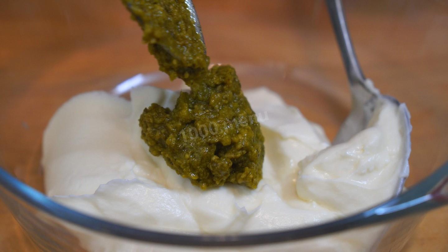 Шаг 1 приготовления Закусочные рулеты с мясом курицы и рыбой