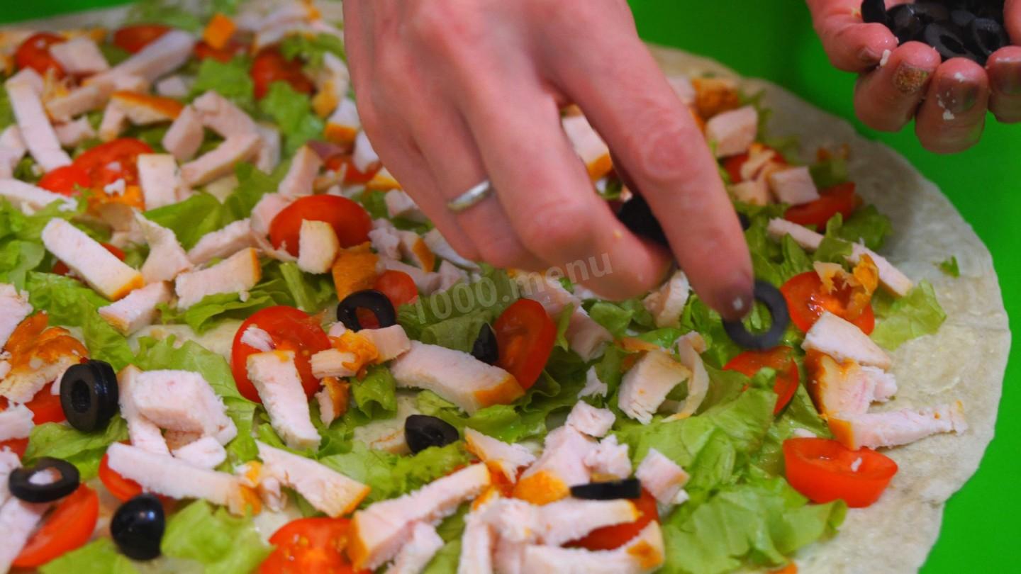 Шаг 11 приготовления Закусочные рулеты с мясом курицы и рыбой
