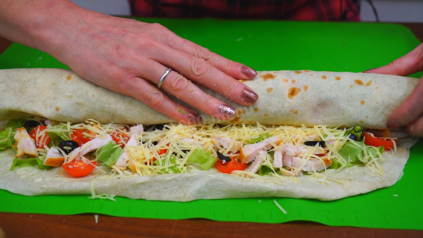 Шаг 12 приготовления Закусочные рулеты с мясом курицы и рыбой