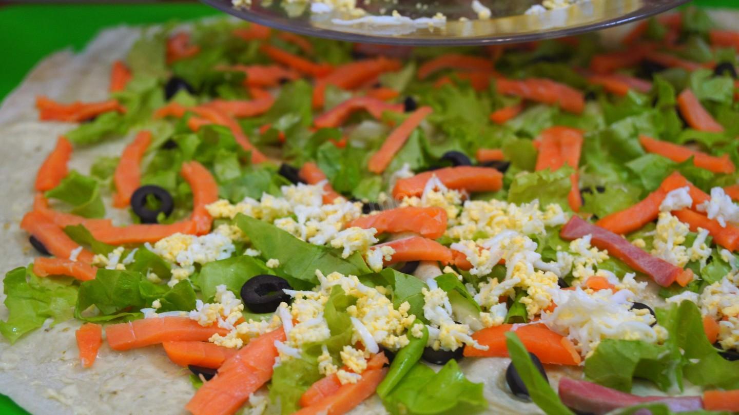 Шаг 13 приготовления Закусочные рулеты с мясом курицы и рыбой