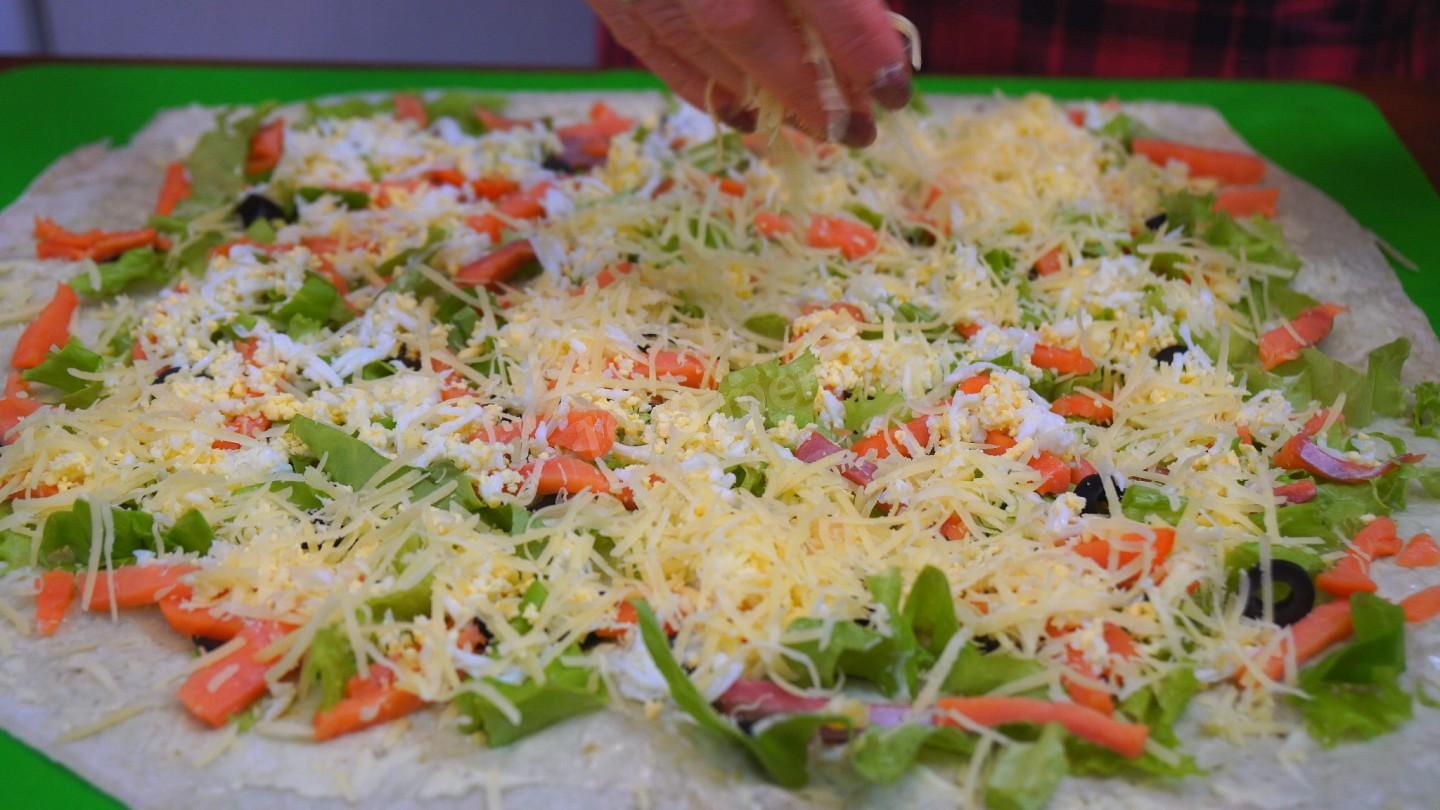 Шаг 14 приготовления Закусочные рулеты с мясом курицы и рыбой
