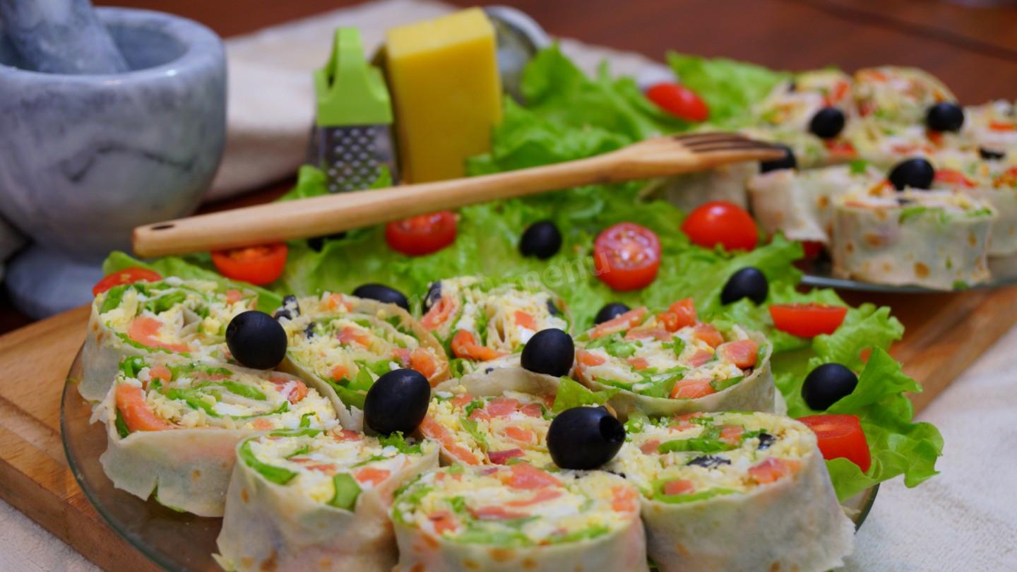 Шаг 15 приготовления Закусочные рулеты с мясом курицы и рыбой