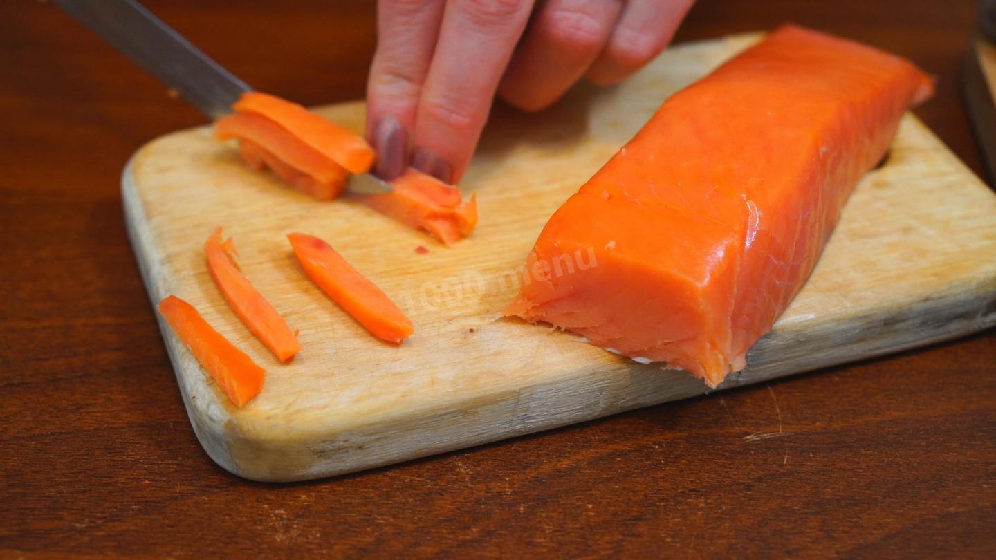 Шаг 5 приготовления Закусочные рулеты с мясом курицы и рыбой