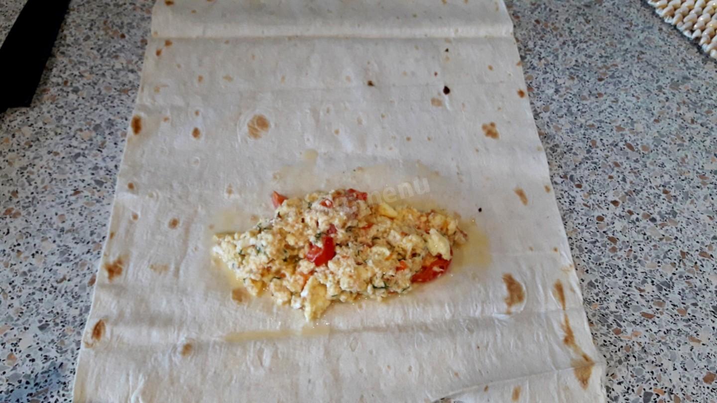 Шаг 2 приготовления Омлет в лаваше на сковороде