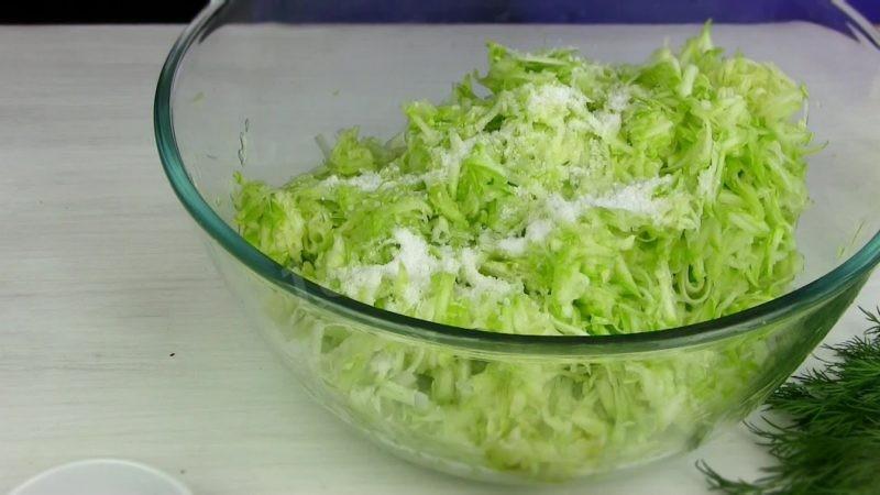 Шаг 1 приготовления Пирог из лаваша с кабачком и сыром брынза в духовке