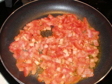 Шаг 1 приготовления Яичница с помидорами, чесноком и пармезаном