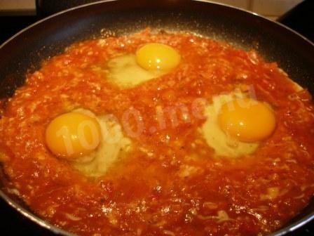 Шаг 5 приготовления Яичница с помидорами, чесноком и пармезаном