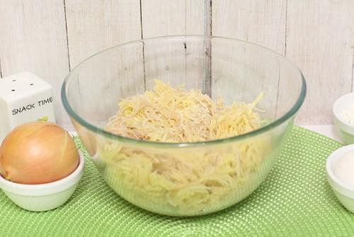 Шаг 1 приготовления Драники с колбаской и зеленью