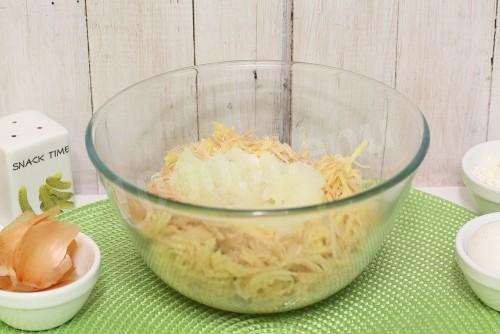 Шаг 2 приготовления Драники с колбаской и зеленью