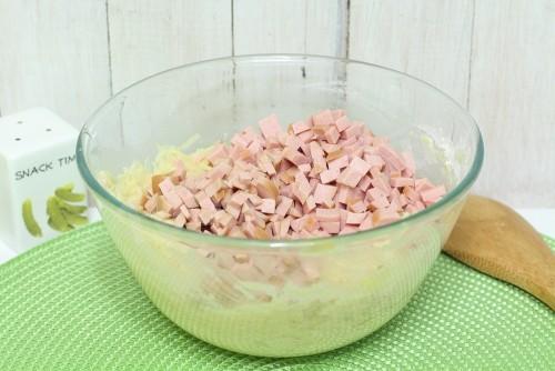 Шаг 4 приготовления Драники с колбаской и зеленью