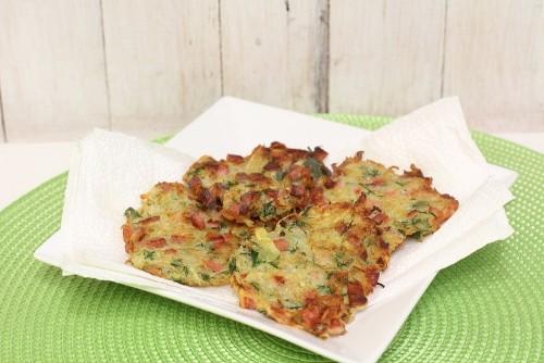 Шаг 7 приготовления Драники с колбаской и зеленью