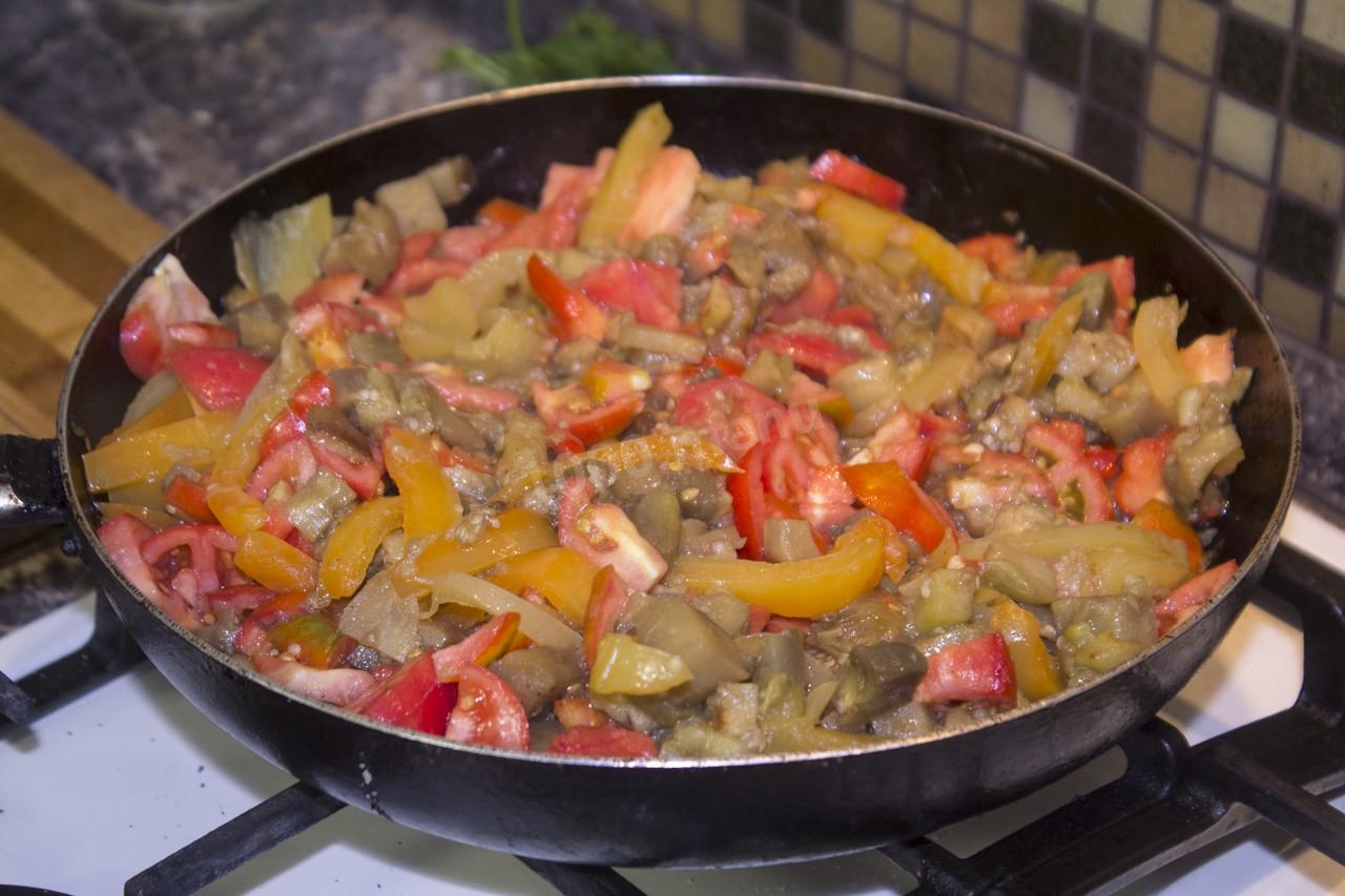 Шаг 10 приготовления Баклажаны с перцами и томатами