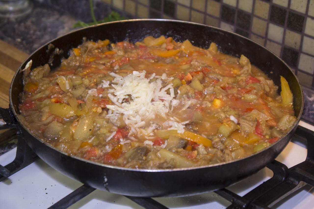 Шаг 11 приготовления Баклажаны с перцами и томатами