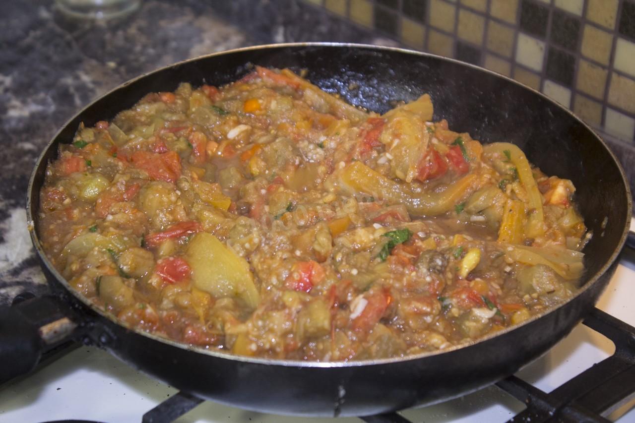 Шаг 12 приготовления Баклажаны с перцами и томатами
