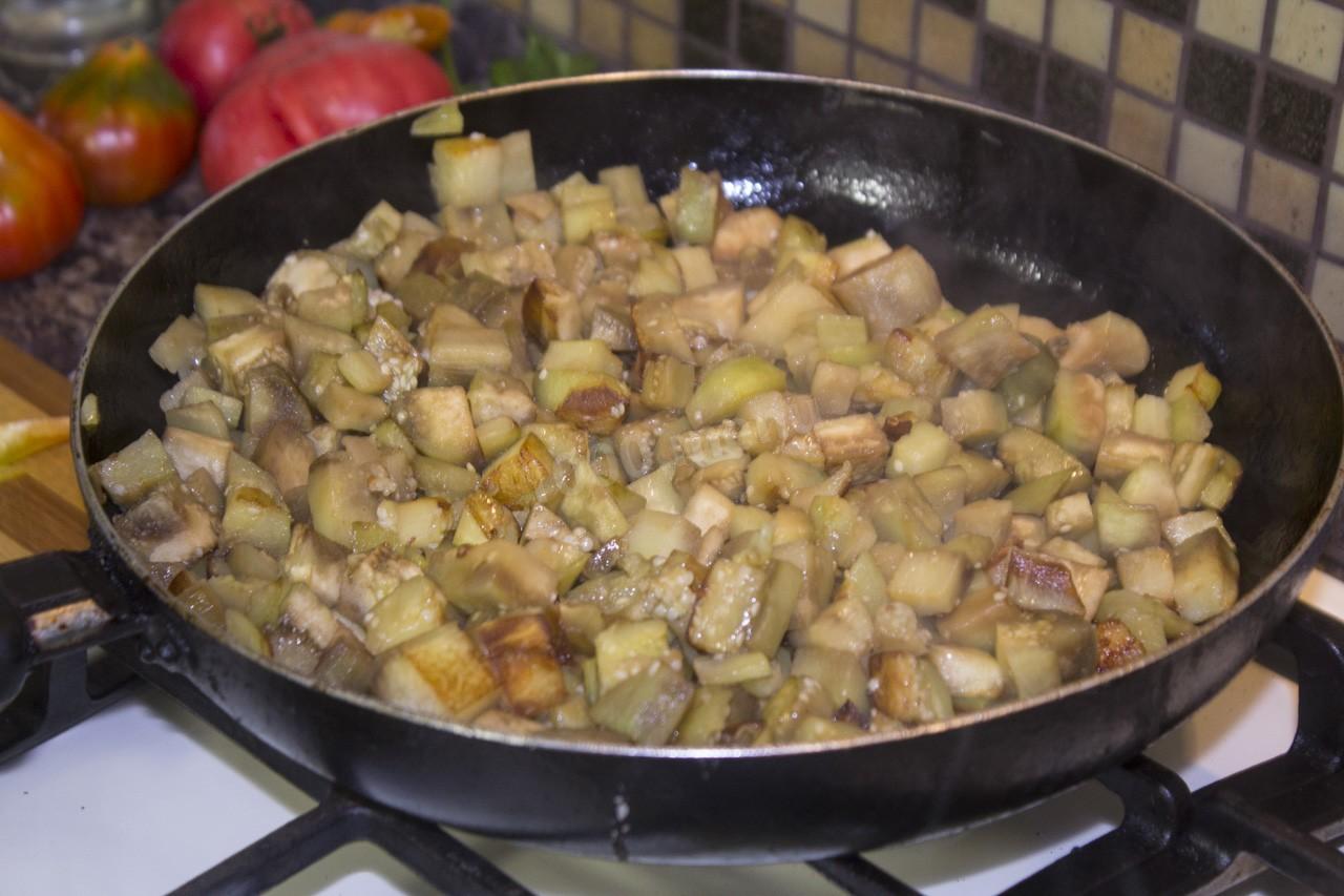 Шаг 4 приготовления Баклажаны с перцами и томатами