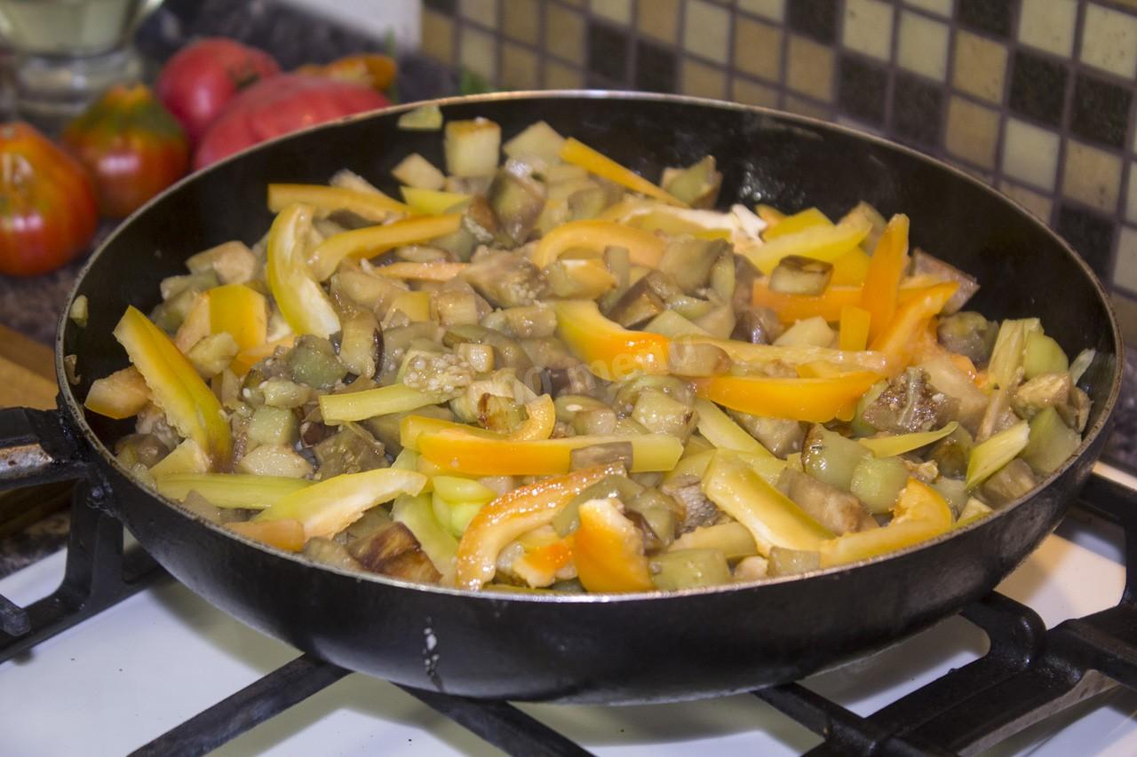 Шаг 6 приготовления Баклажаны с перцами и томатами