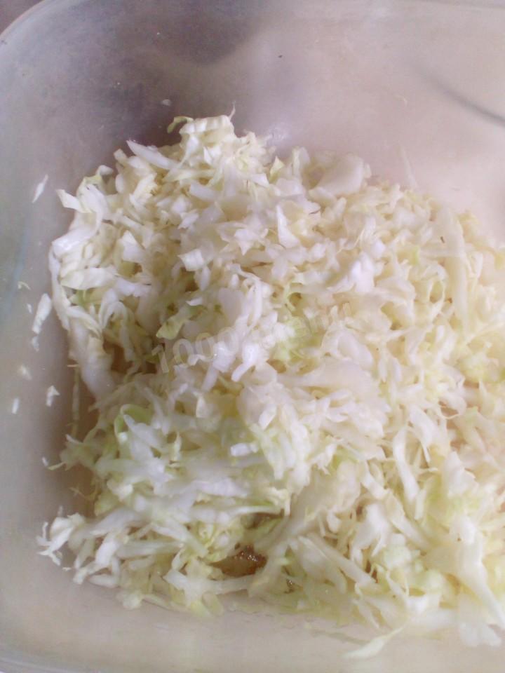 Шаг 1 приготовления Чикен ролл с капустой и огурцами