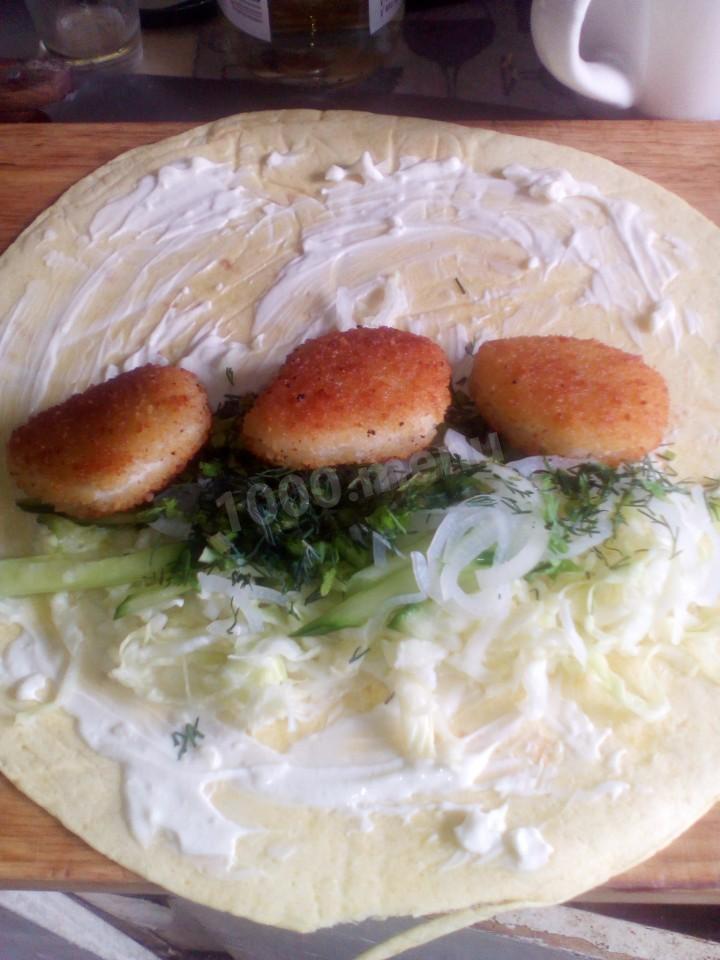 Шаг 6 приготовления Чикен ролл с капустой и огурцами