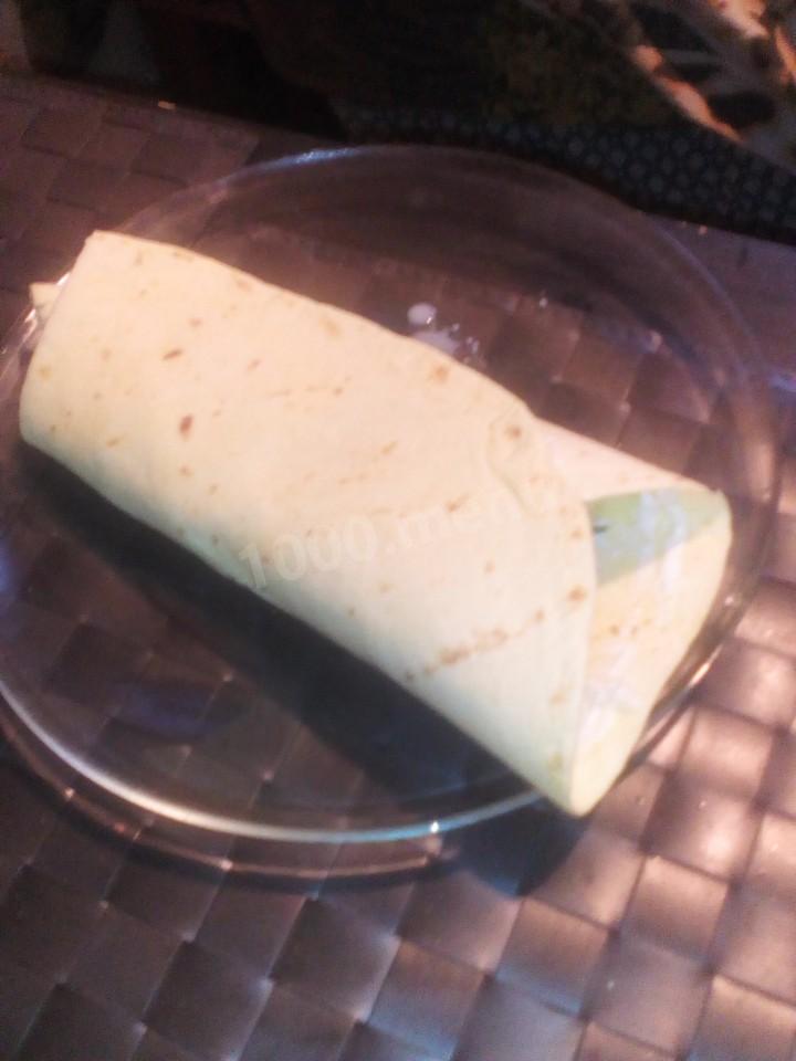 Шаг 7 приготовления Чикен ролл с капустой и огурцами