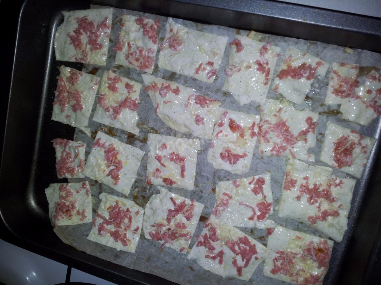 Шаг 3 приготовления Чипсы из лаваша с яйцом сыром и колбасой