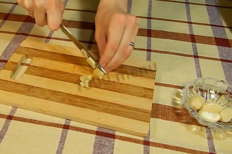 Шаг 1 приготовления Грудинка свиная в фольге с чесноком