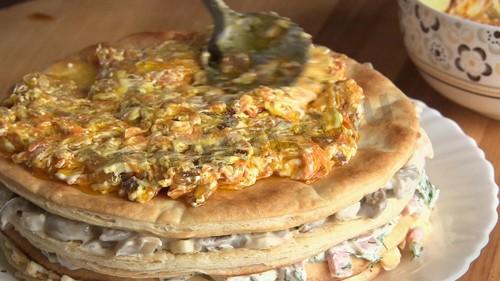 Шаг 11 приготовления Закусочный торт Наполеон с ветчиной, сыром и грибами