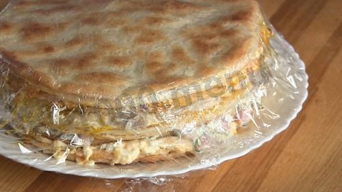 Шаг 12 приготовления Закусочный торт Наполеон с ветчиной, сыром и грибами