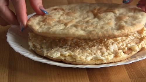 Шаг 4 приготовления Закусочный торт Наполеон с ветчиной, сыром и грибами