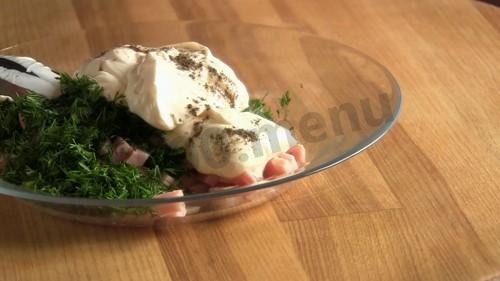 Шаг 5 приготовления Закусочный торт Наполеон с ветчиной, сыром и грибами
