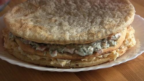 Шаг 6 приготовления Закусочный торт Наполеон с ветчиной, сыром и грибами