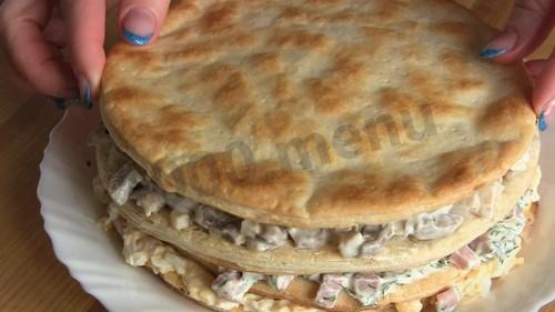 Шаг 8 приготовления Закусочный торт Наполеон с ветчиной, сыром и грибами